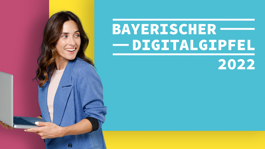 Frau mit Laptop und Schriftzug: Bayerischer Digitalgipfel 2022